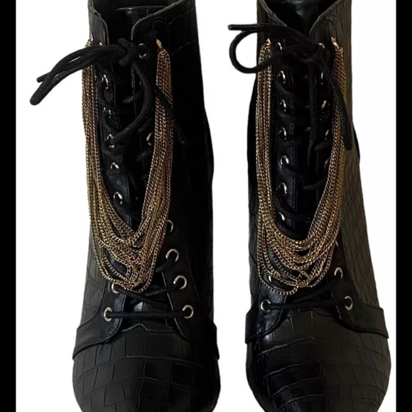 Shoedazzle “Keep Me High” US 7 Black w/Gold Chains Booties Stile Faux Leather - Picture 4 of 15